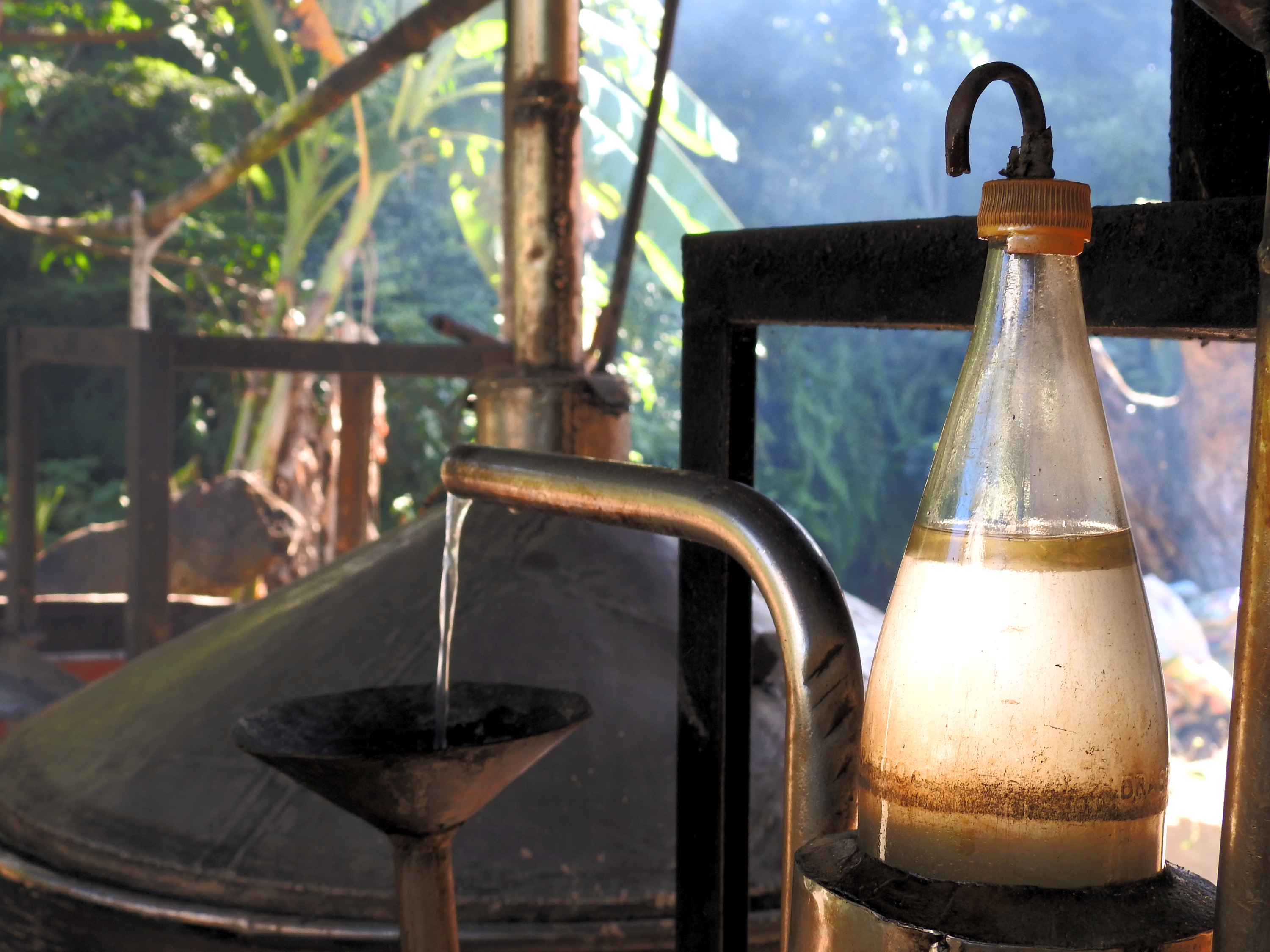Alambics et savoir-faire artisanal de la distillerie Fleur d'Ylang, Nosy Be